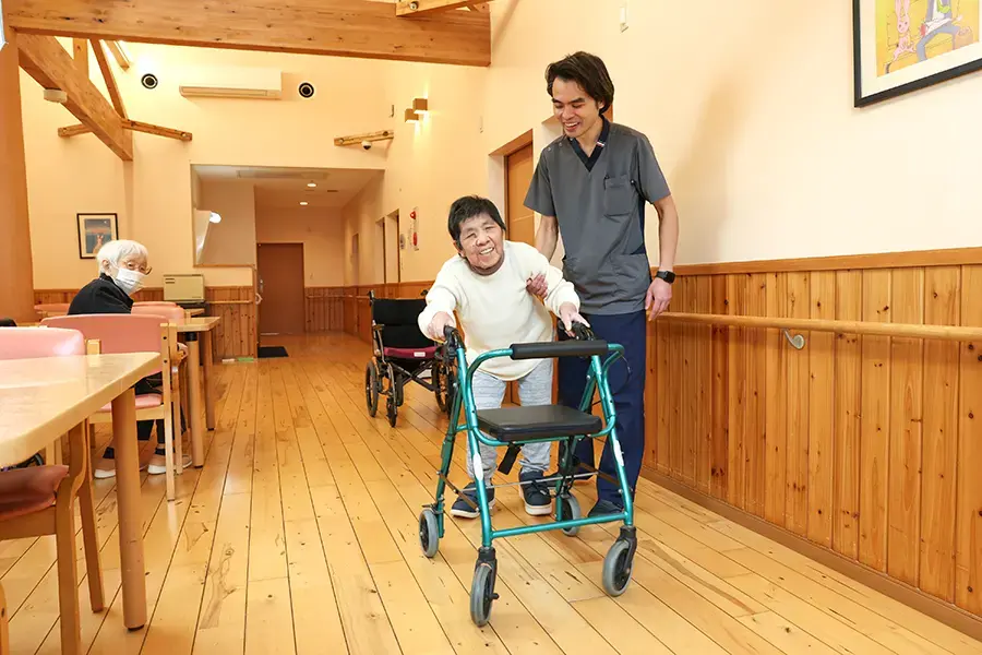 訪問看護による歩行リハビリ訓練の様子